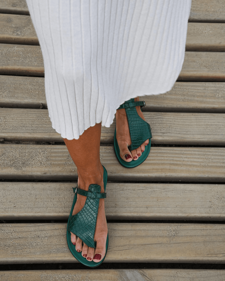 Crocodile effect flip-flops with strap and buckle on the ankle