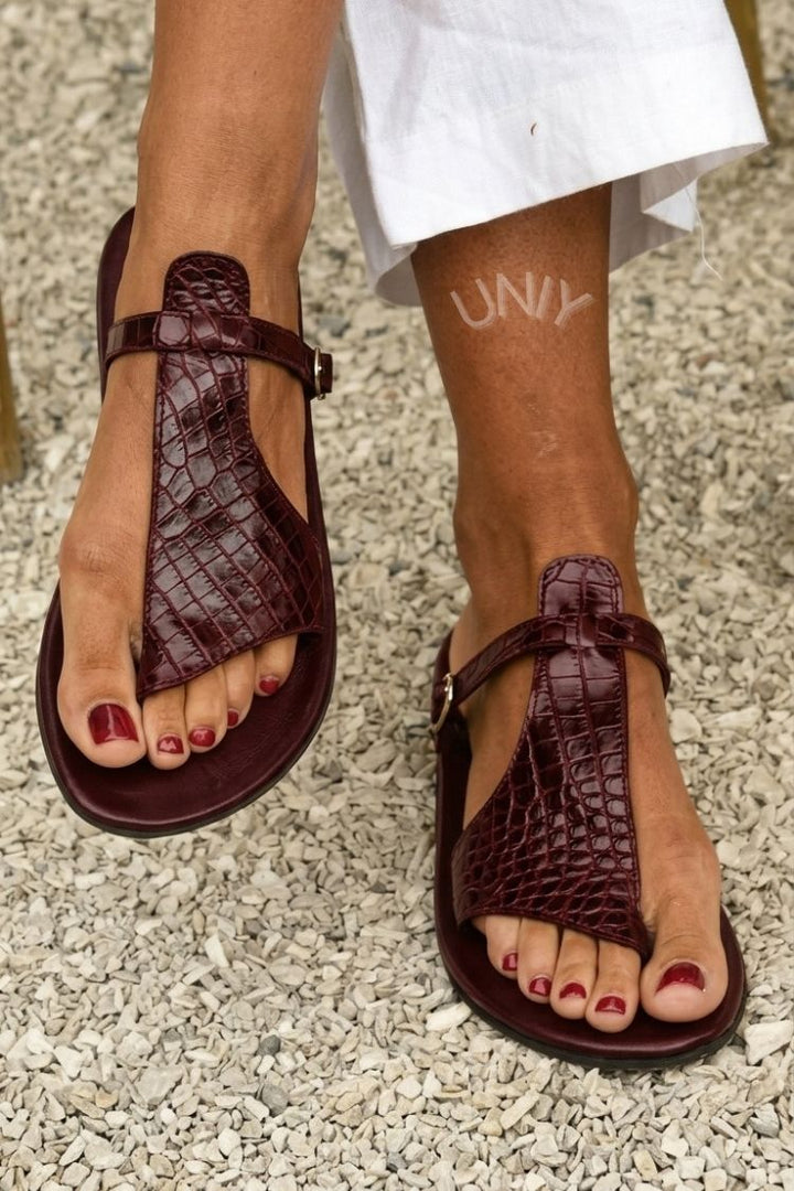 Crocodile effect flip-flops with strap and buckle on the ankle