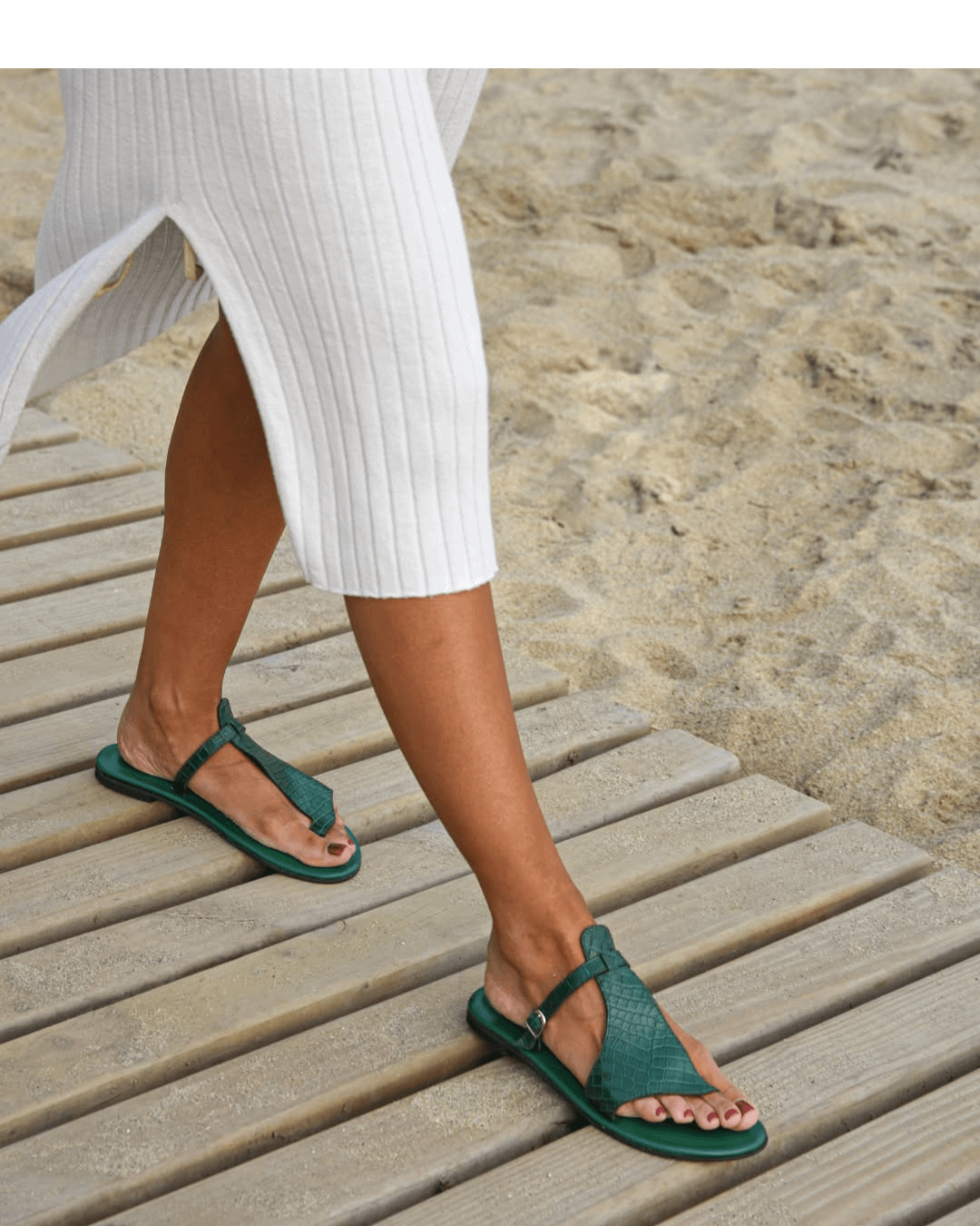 Crocodile effect flip-flops with strap and buckle on the ankle