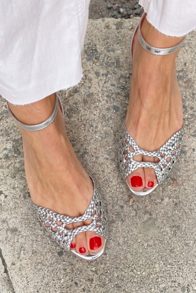 Elegant low cut-out woven sandals with open toe and ankle strap