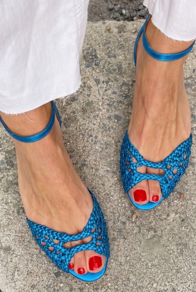 Elegant low cut-out woven sandals with open toe and ankle strap